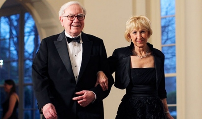 Warren Buffett là một trong những nhà đầu tư giàu nhất thế giới. Khối tài sản của ông tính tới tháng 11/2016 là hơn 70 tỷ USD. Ông gặp vợ mình, Astrid vào những năm 1970 khi cô đang làm bồi bàn. Hai người chênh nhau 16 tuổi. 
