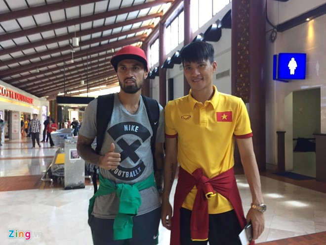 Tuyển thủ Indonesia đang thi đấu cho CLB Consadole Sapporo xin chụp ảnh cùng Công Vinh khi 2 đội gặp nhau ở sân bay quốc tế Soekarno-Hatta (Jakarta). 