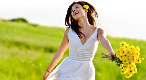 happy-woman-holding-flowers-in-6376-9938-1480992765