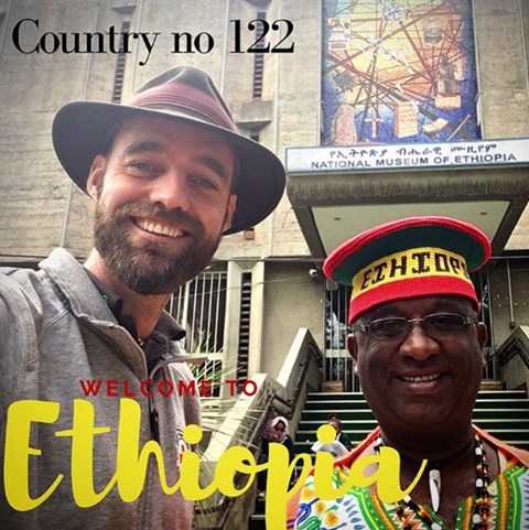 Pedersen chụp ảnh với một người dân Ethiopia.